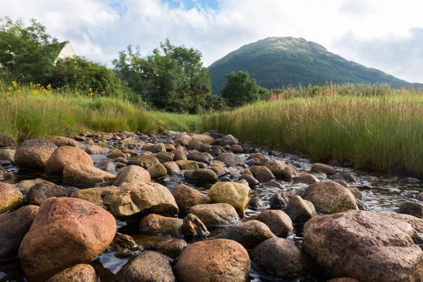 山の中に岩がある川の風景 — ストック写真