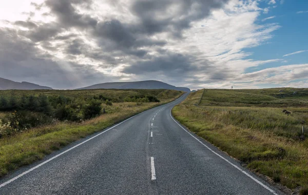 Hermoso Paisaje Con Carretera Cielo Azul — Foto de Stock