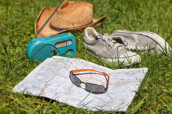 Shoes Map Nad Sunglasses Straw Hat Background Close — Stock Photo, Image