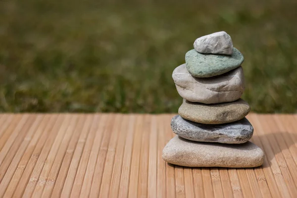 Wellness Zen Steine Auf Dem Tisch — Stockfoto