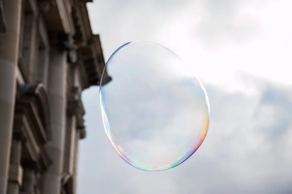 Bolla Sapone Colorata Che Vola Città — Foto Stock