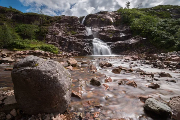 山の中を流れる美しい滝 — ストック写真