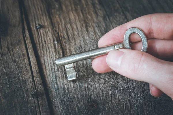 Hand Hålla Nyckeln Bakgrunden Närbild — Stockfoto