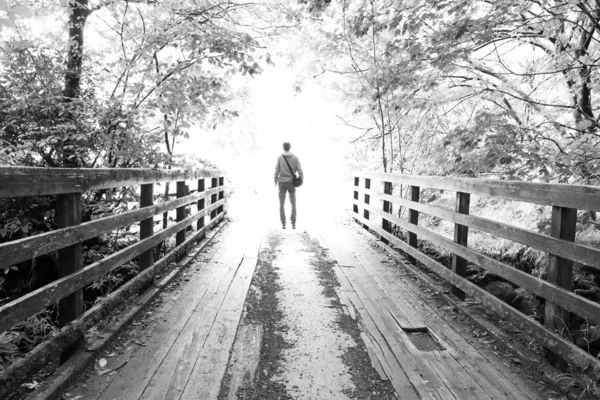 Man Staat Oude Houten Brug Het Park — Stockfoto