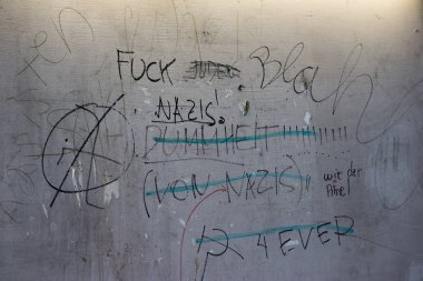 Arkaplanda yazılar olan duvar, kapat