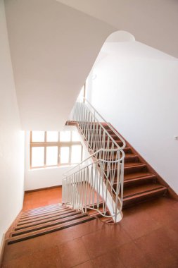 Penceresi olan modern bir binanın içi