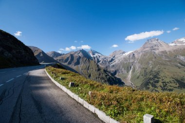 Yol ve mavi gökyüzü olan güzel dağ manzarası