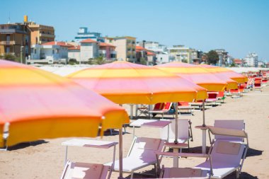 Sahilde şemsiyeler ve güneş yatakları.