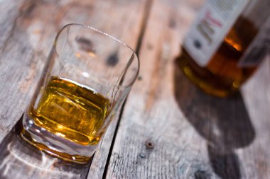 Tahta masada bir bardak viski.