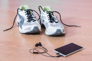 Arka planda bir çift şık spor ayakkabı.