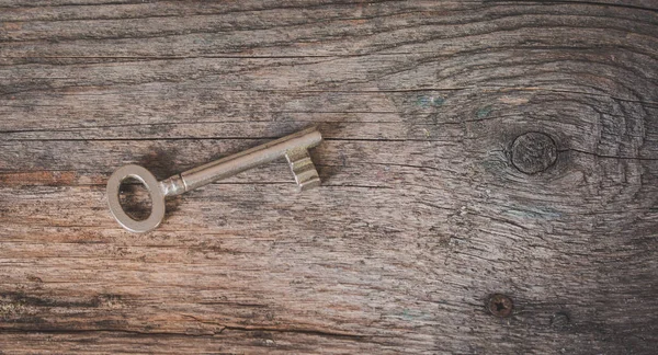 Винтажный Ключ Большом Старом Столе — стоковое фото