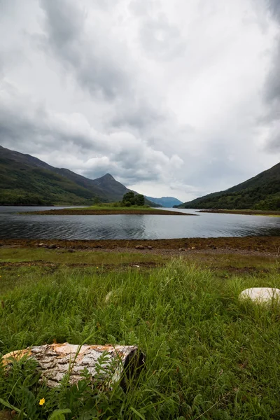 Paisagem Montanhosa Com Lago Montanhas — Fotografia de Stock