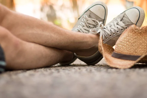 Male Legs Straw Hat — Stock Photo, Image