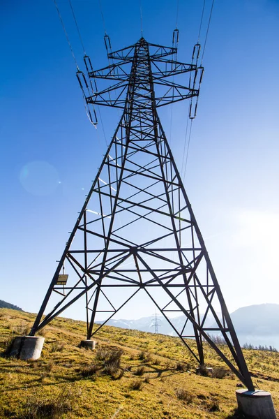 青い空に対する高電圧タワー — ストック写真