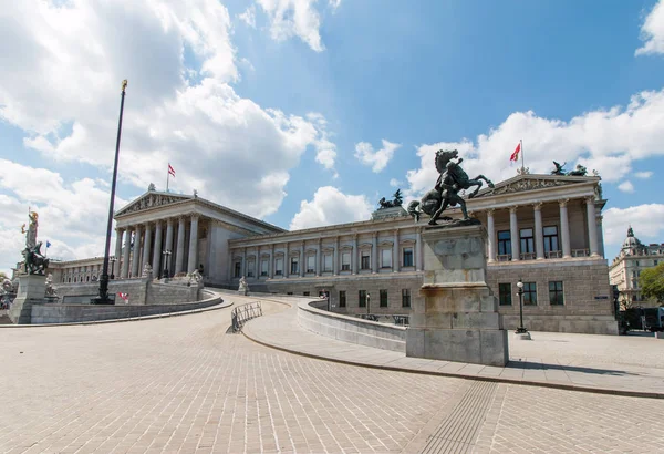 Piękny Plac Pomnikiem Tle — Zdjęcie stockowe