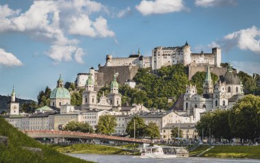 Yaz aylarında Salzburg 'un panoramik şehir manzarası 