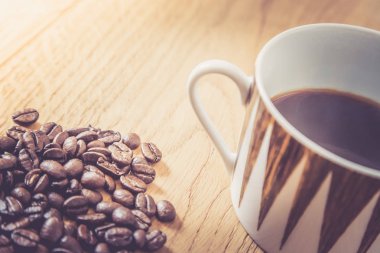 Beyaz arka planda kahve fincanı ve fasulye..