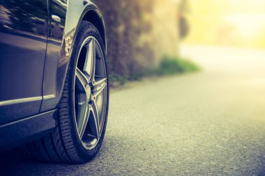  Asfalt yolda yeni gümüş otopark 