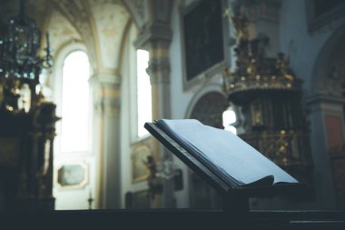 Arka plandaki Katolik katedralindeki kilise.