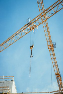 İnşaat alanındaki bir vinç kulesine yakın çekim