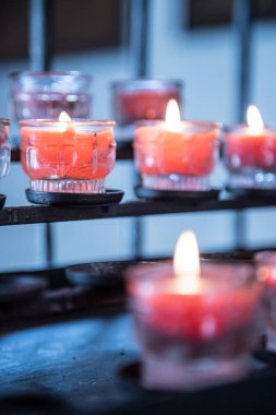 Kilisede birçok yanan mumlar