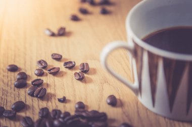 Beyaz arka planda kahve fincanı ve fasulye..