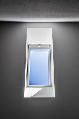 Duvarında cam ve metal çerçeve olan pencere