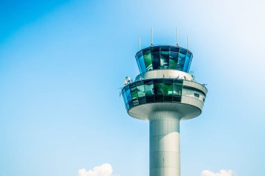 Mavi gökyüzü arkaplanındaki ampul