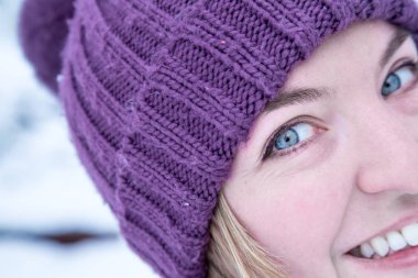 Kış şapkalı güzel genç kadın