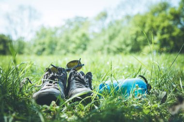 Yeşil çimlerde yürüyüş botları