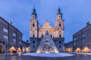 Salzburg 'un eski şehri ve çatıları Noel zamanı, karlı şehir
