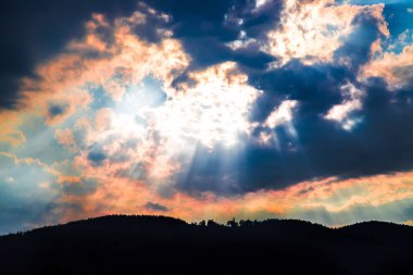  Arkaplanda dağ ve günbatımı görüntüsü.
