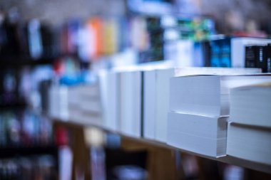 Kitapçıda rafta bir sürü kitap var.