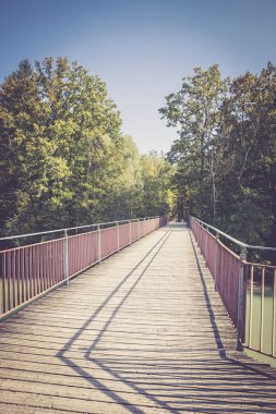 Yürüyüş yolu ve parktaki güzel köprü.
