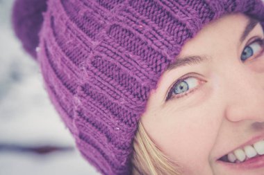 Kış şapkalı güzel genç kadın