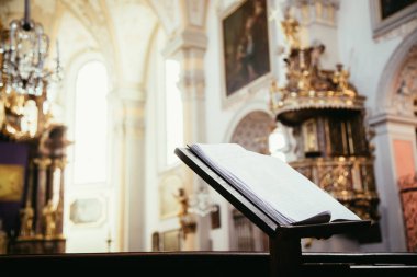 Arka plandaki Katolik katedralindeki kilise.
