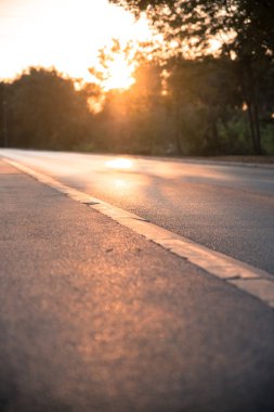 Boş asfalt yolu kapatılıyor