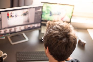 Bilgisayarda çalışan genç adamın portresi