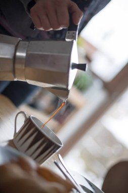 Gümüş gayzer kahve makinesiyle el ele