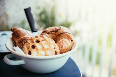 Masada kahve ve kurabiye var.