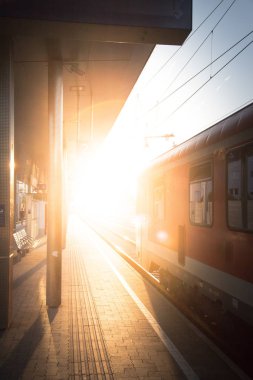 şehir arka planında raylar üzerinde tren