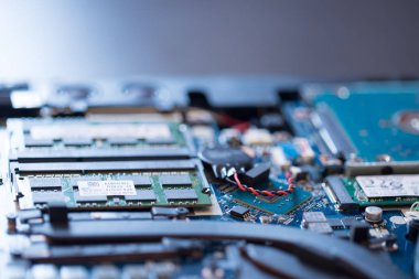 Arka plandaki elektronik panoya yakın plan 