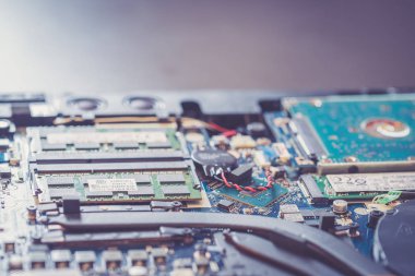 Arka plandaki elektronik panoya yakın plan 