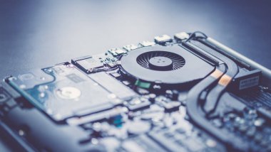 Arka plandaki elektronik panoya yakın plan 