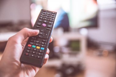 Eldeki uzaktan kumanda açık 