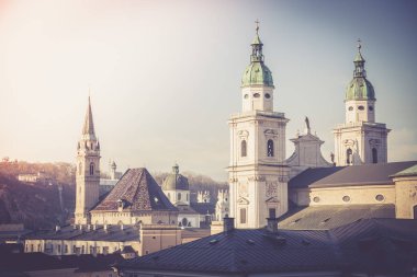 Arka planda eski şehrin güzel katedrali