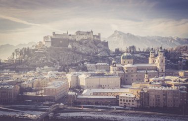 Noel zamanı, akşam, Avusturya karlı, Salzburg eski şehir