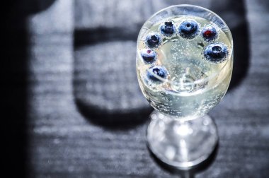 Kafedeki masada böğürtlenli bir bardak şarap