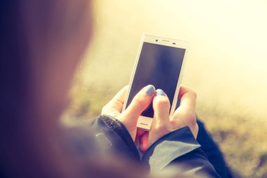 Elinde akıllı telefon kullanan kadın