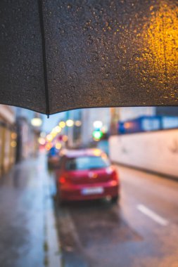 Bokeh ışık arka planına sahip soyut bulanık araba